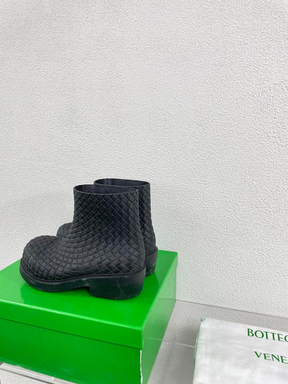 FIREMAN BOOTS IN BLACK RUBBER WITH ICONIC INTRECCIO MOTIF