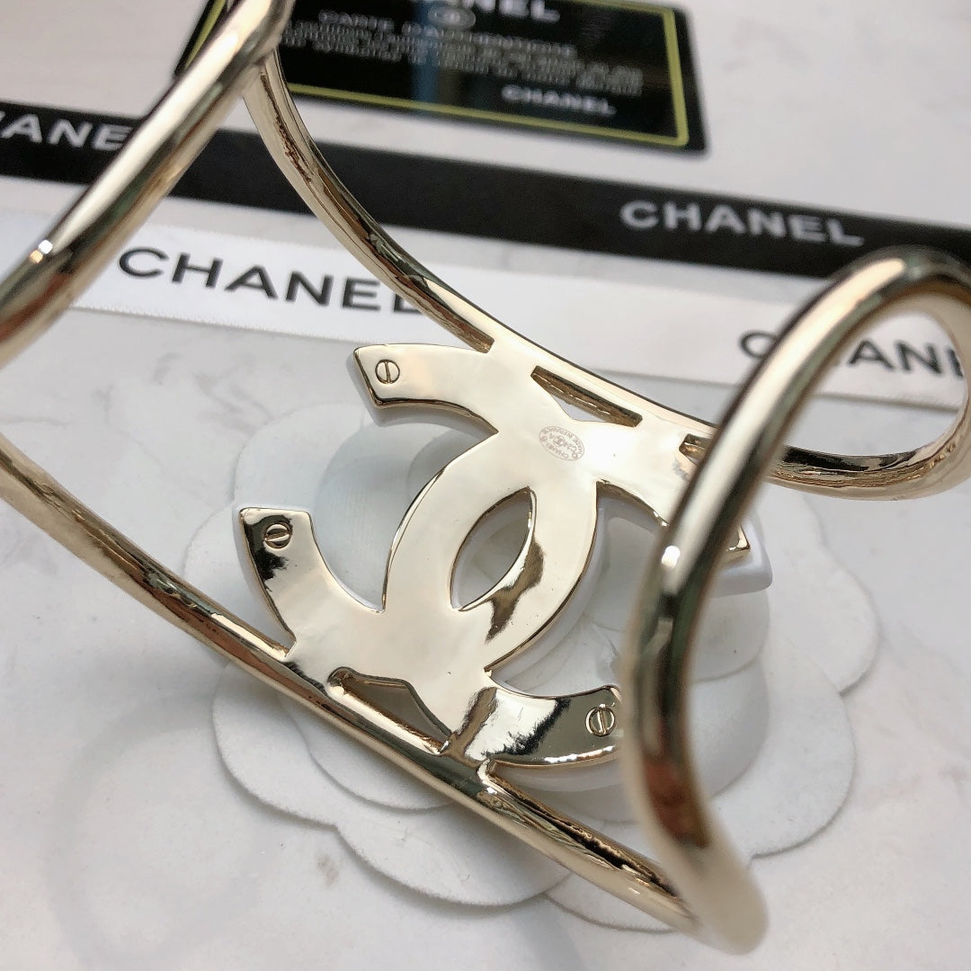 DOUBLE C BRACELET IN GOLD METAL RESIN LOGO