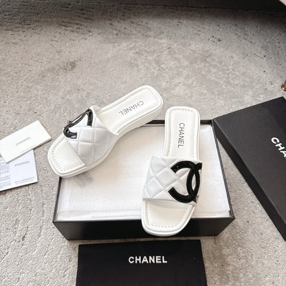 SLIPPERS IN WHITE CALFSKIN QUILTED