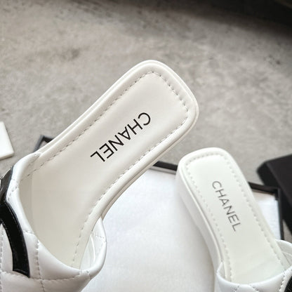 SLIPPERS IN WHITE CALFSKIN QUILTED