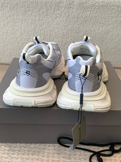UNDER ARMOUR 3XL KNIT SNEAKER IN LIGHT GRAY WHITE AND BLACK POLYESTER