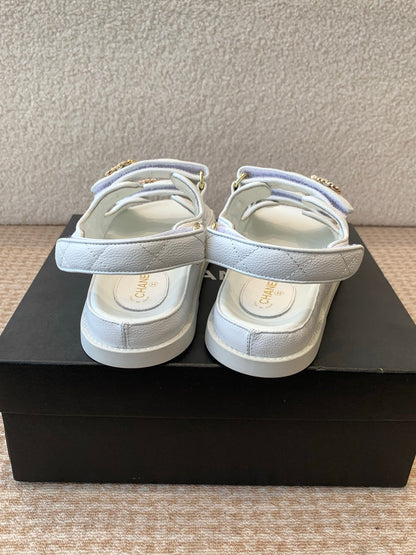 DAD SANDAL IN WHITE SHEEPSKIN