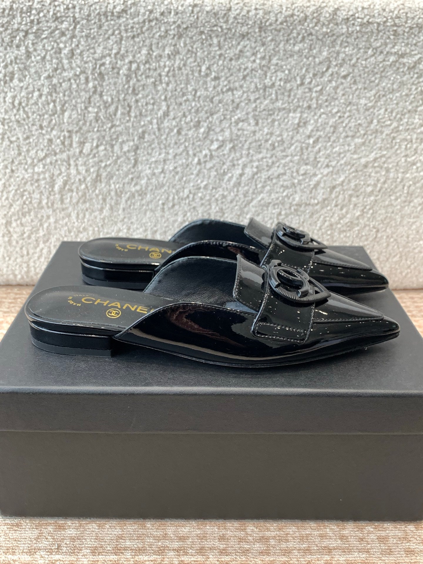 FLAT MULES IN BLACK PATENT CALFSKIN