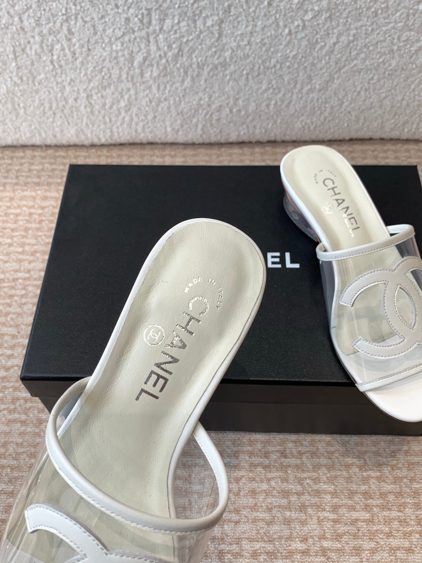 SLIDE SANDALS IN WHITE LAMBSKIN WITH TRANSPARENT PVC