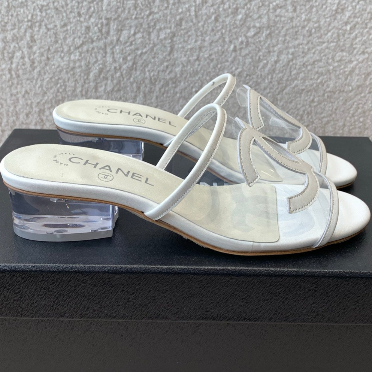 SLIDE SANDALS IN WHITE LAMBSKIN WITH TRANSPARENT PVC