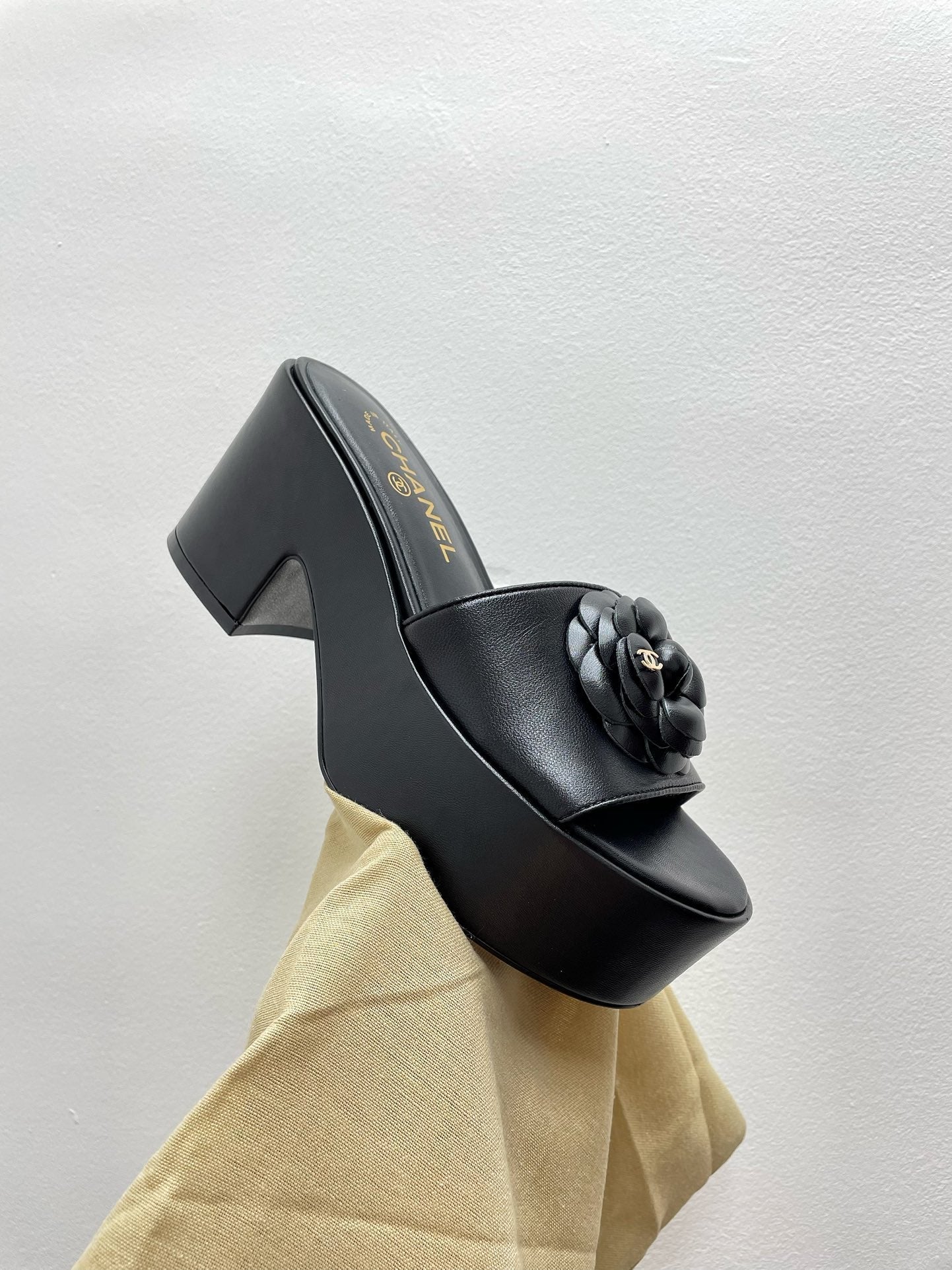 WEDGE PLATFORM BLACK LAMBSKIN WITH FLOWER
