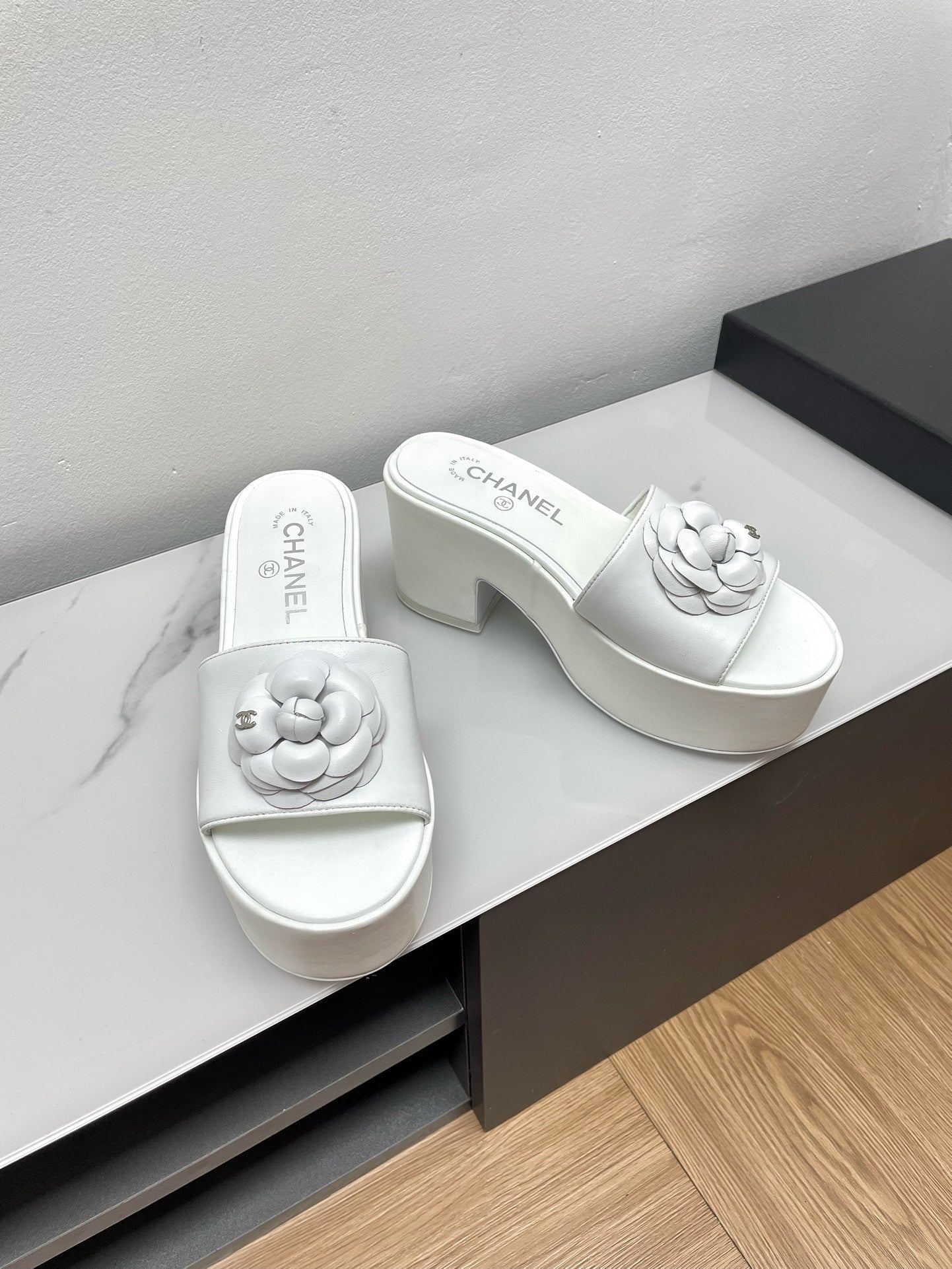 WEDGE PLATFORM WHITE LAMBSKIN WITH FLOWER