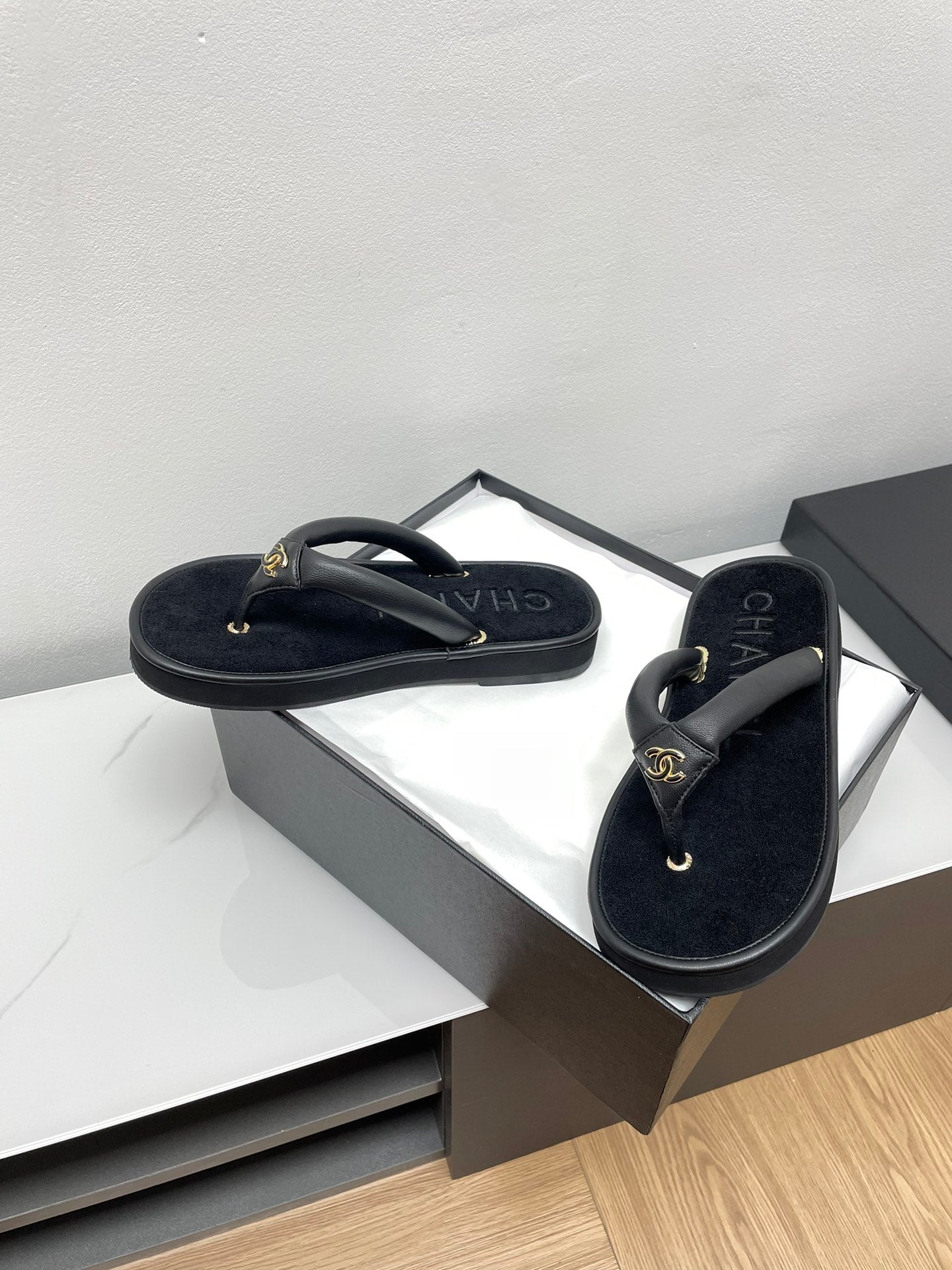 THONG SLIPPERS IN BLACK LAMBSKIN