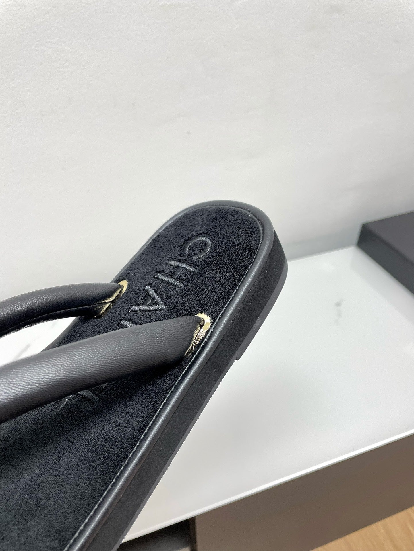 THONG SLIPPERS IN BLACK LAMBSKIN