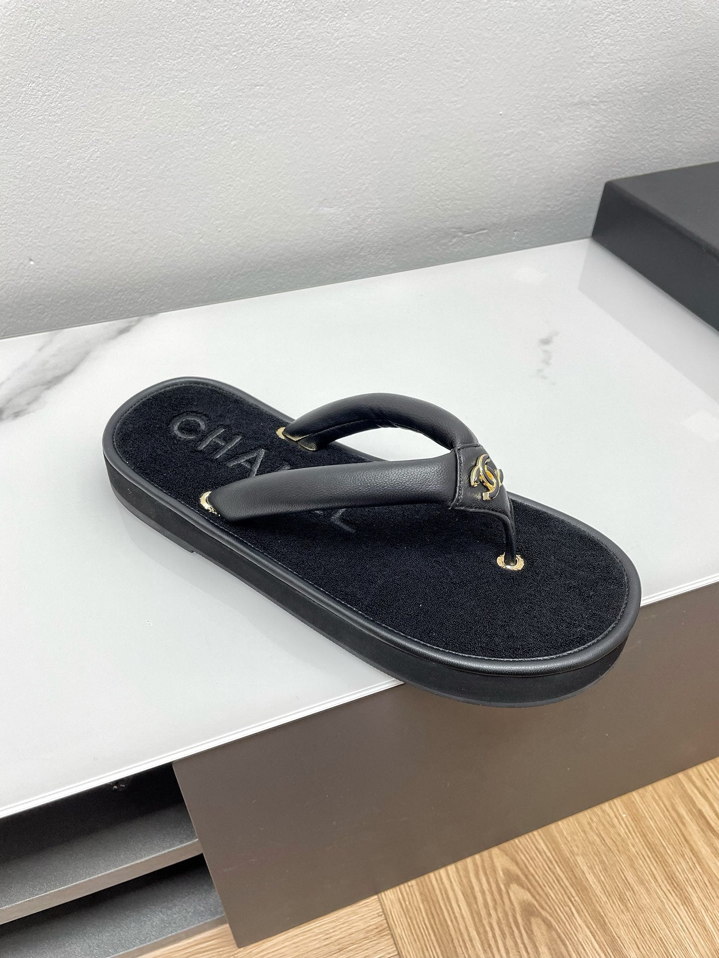THONG SLIPPERS IN BLACK LAMBSKIN