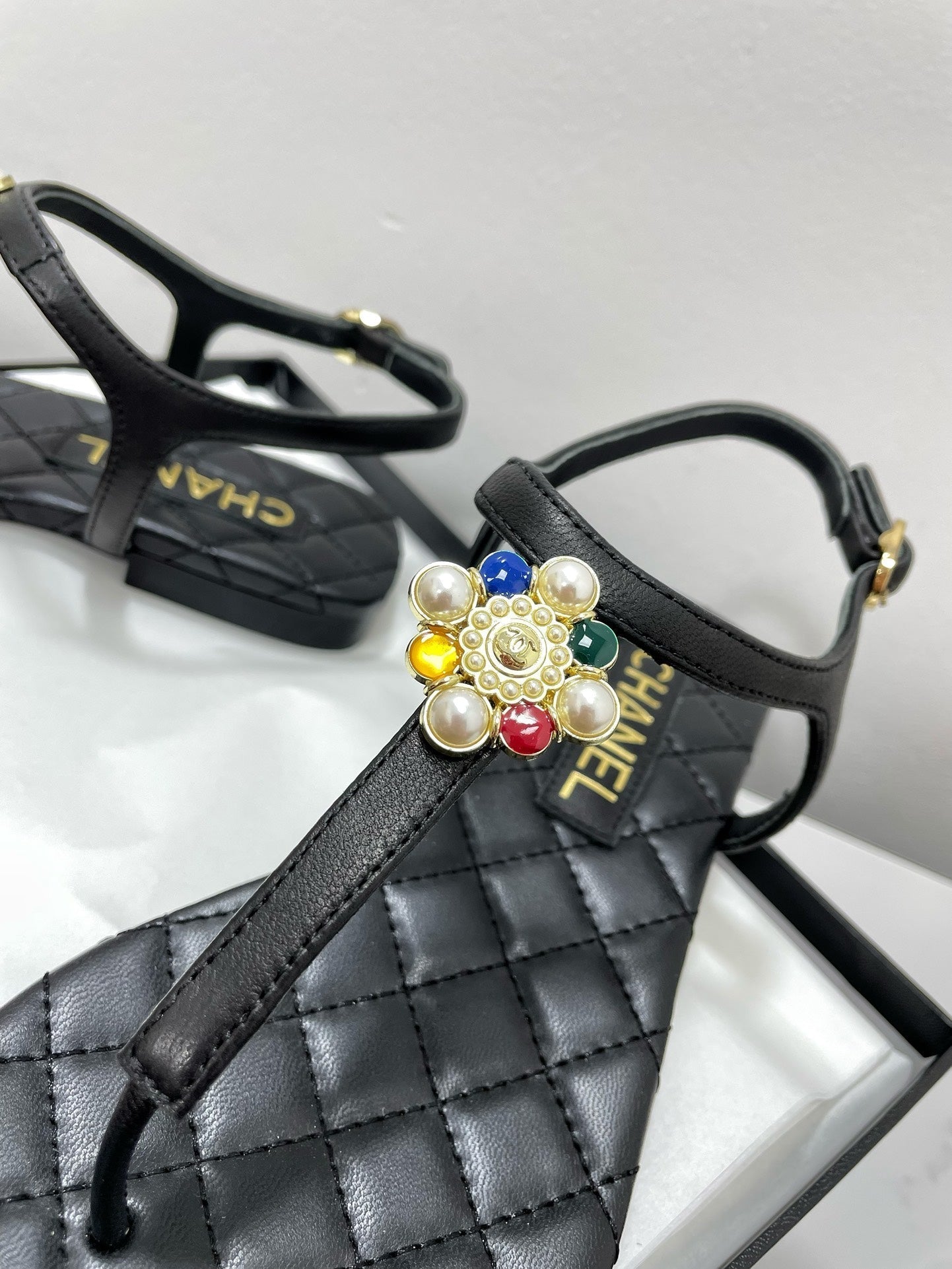 THONG SANDALS WITH COLORFUL PEARL BUCKLE IN BLACK LAMBSKIN