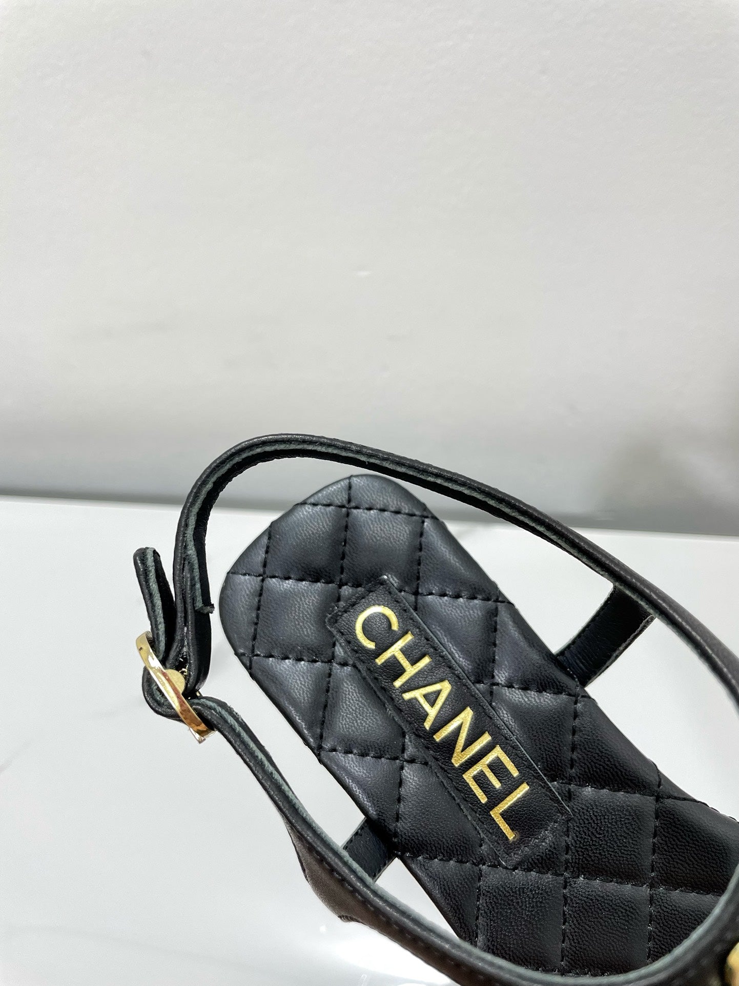 THONG SANDALS WITH COLORFUL PEARL BUCKLE IN BLACK LAMBSKIN