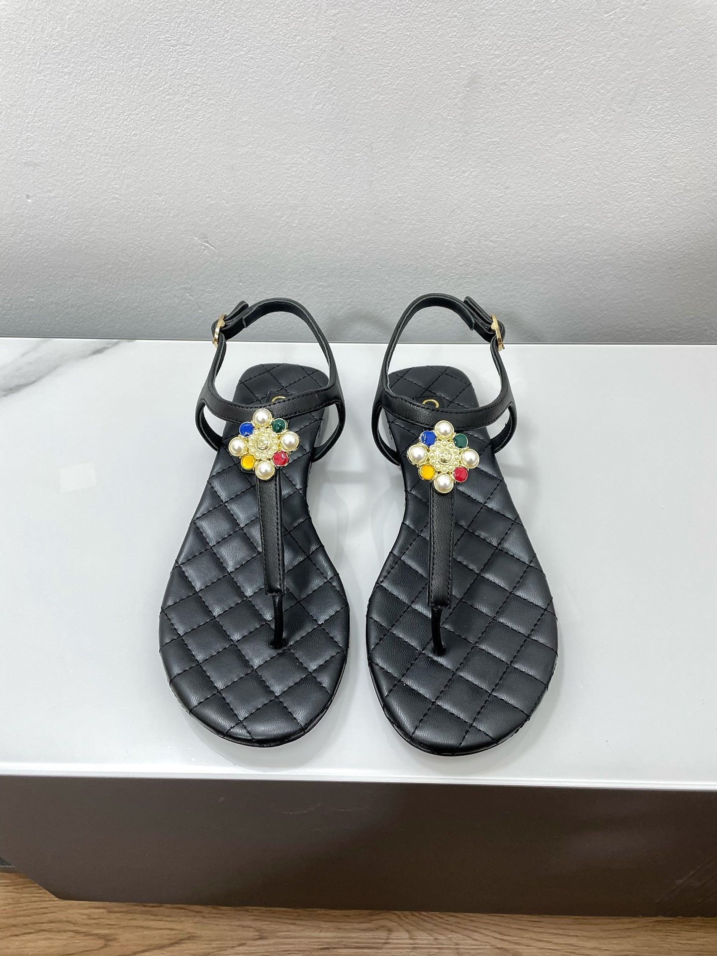 THONG SANDALS WITH COLORFUL PEARL BUCKLE IN BLACK LAMBSKIN