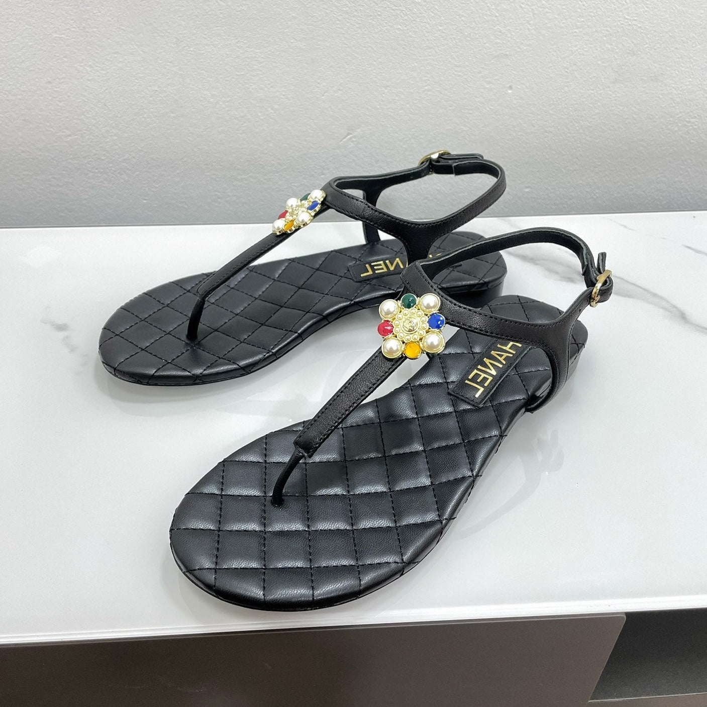 THONG SANDALS WITH COLORFUL PEARL BUCKLE IN BLACK LAMBSKIN