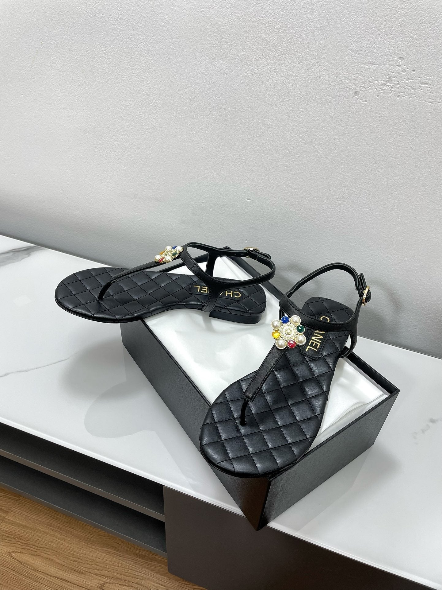 THONG SANDALS WITH COLORFUL PEARL BUCKLE IN BLACK LAMBSKIN