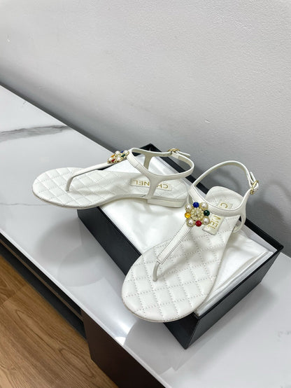 THONG SANDALS WITH COLORFUL PEARL BUCKLE IN WHITE LAMBSKIN