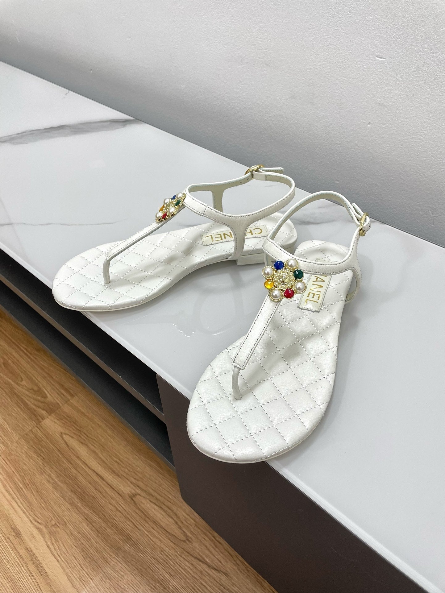THONG SANDALS WITH COLORFUL PEARL BUCKLE IN WHITE LAMBSKIN