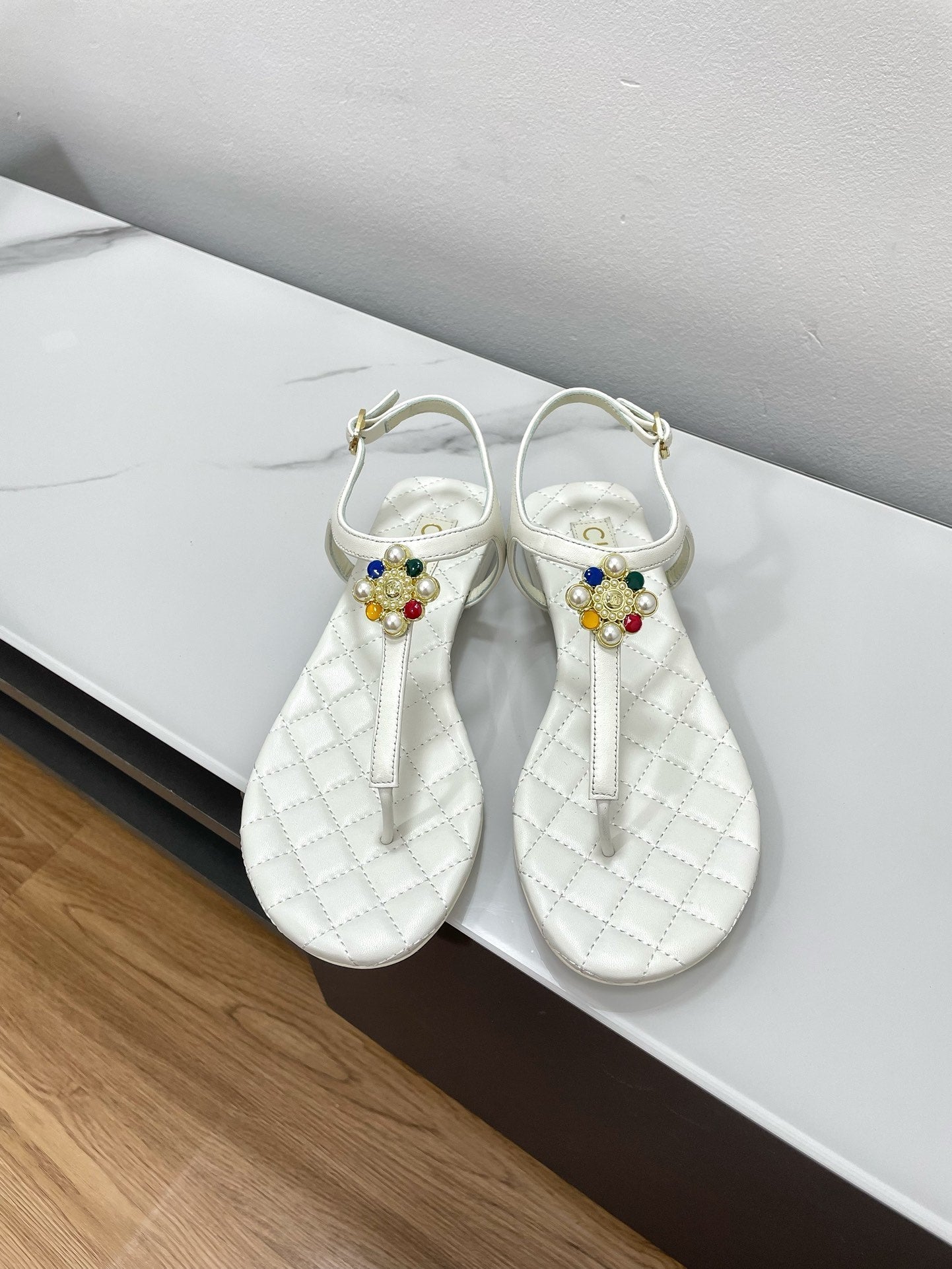 THONG SANDALS WITH COLORFUL PEARL BUCKLE IN WHITE LAMBSKIN