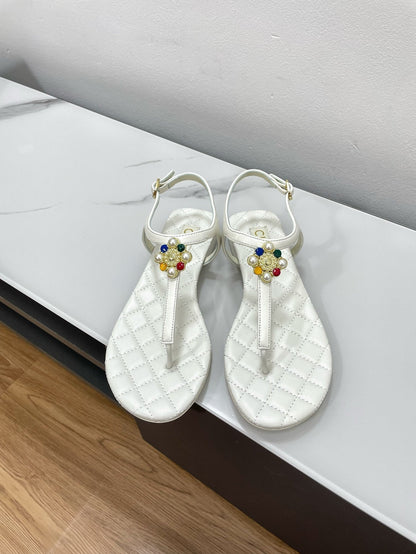 THONG SANDALS WITH COLORFUL PEARL BUCKLE IN WHITE LAMBSKIN
