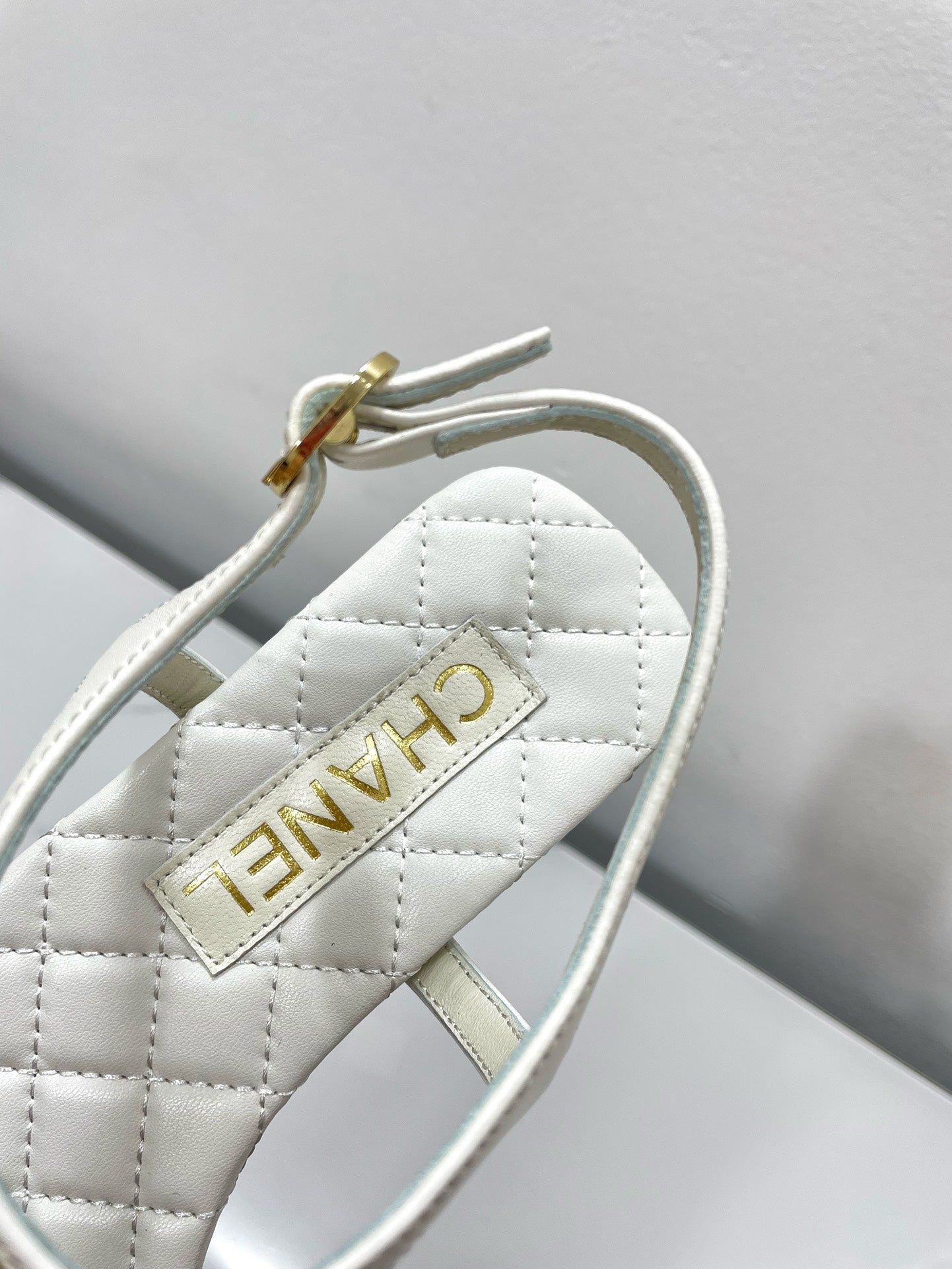 THONG SANDALS WITH COLORFUL PEARL BUCKLE IN WHITE LAMBSKIN