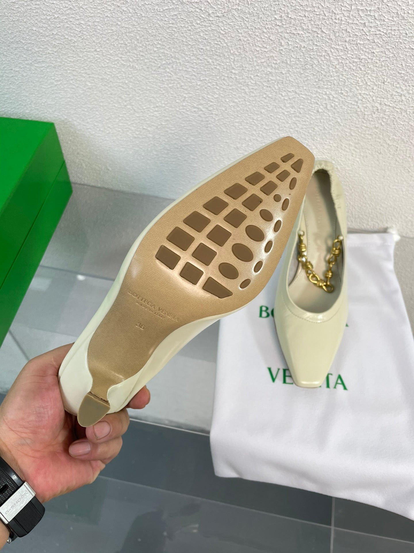 SHARP CHAIN PUMP 6 CM IN BONE WHITE CALFSKIN