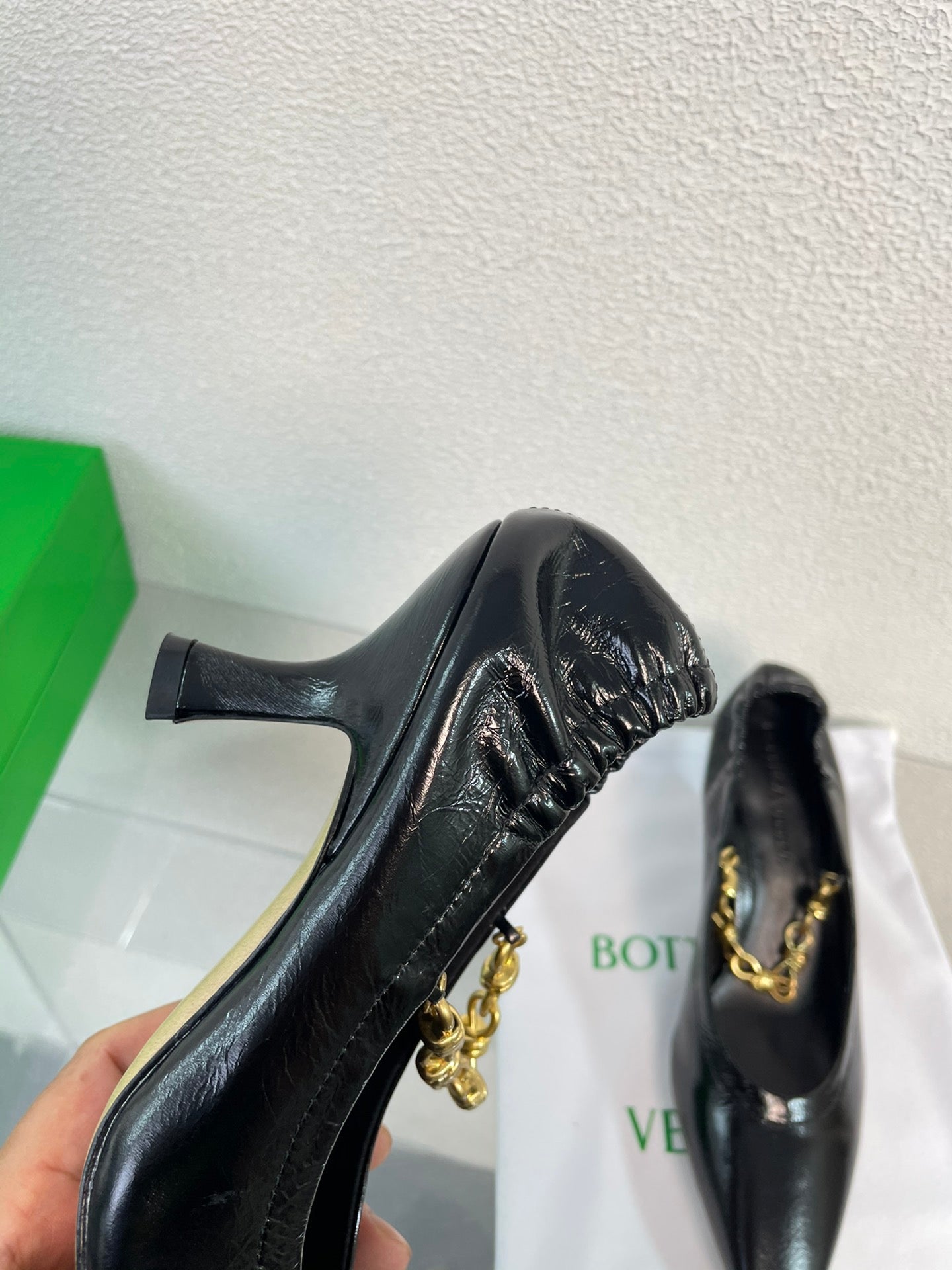 SHARP CHAIN PUMP 6 CM IN BLACK CALFSKIN