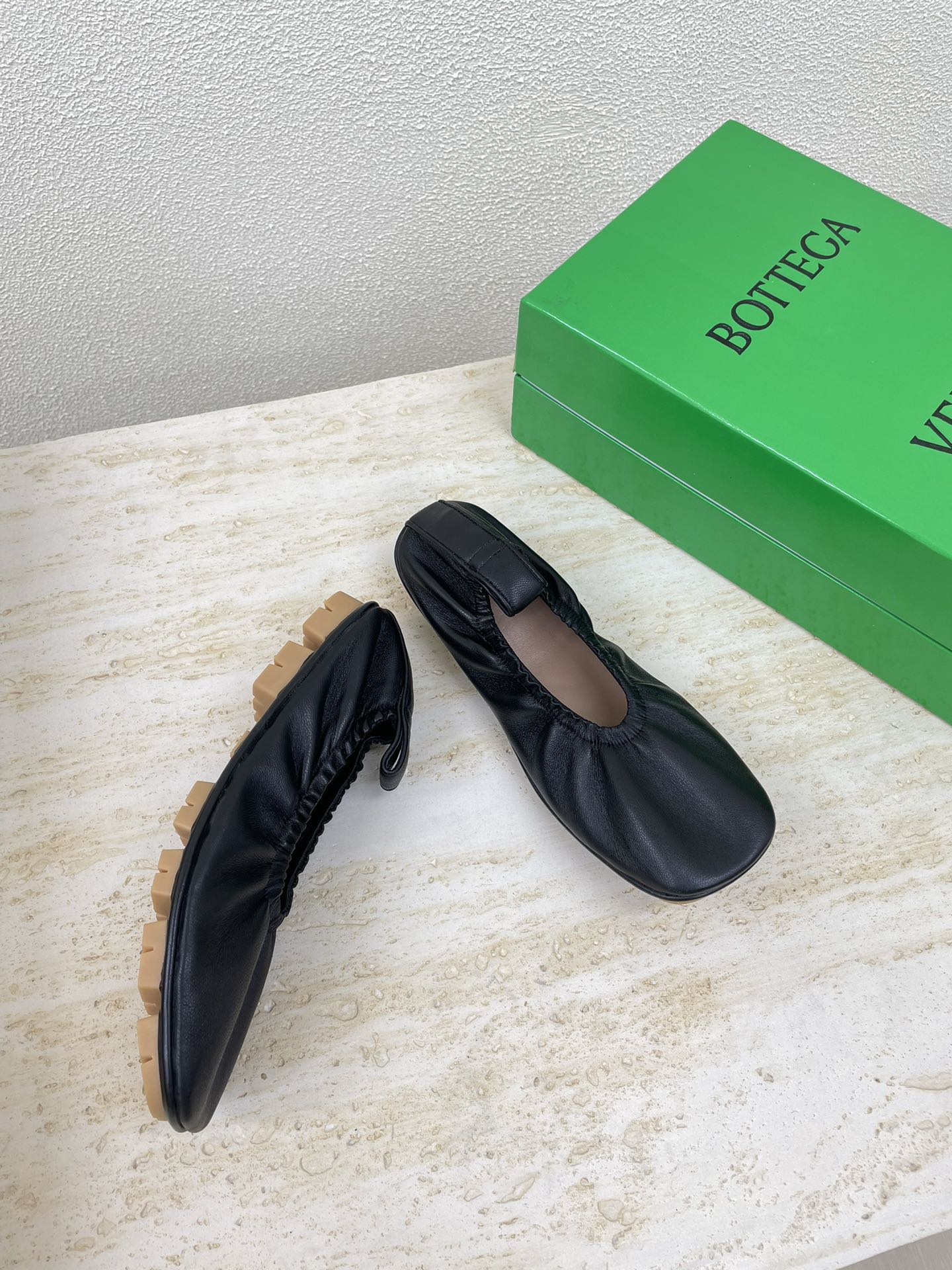 ELASTIC BALLERINA FLATS IN BLACK LAMBSKIN