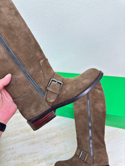 KNEE HIGH BOOT IN CHOCOLATE BROWN SUEDE