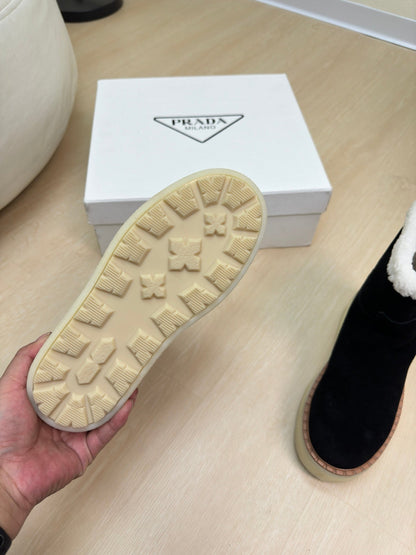 SUEDE BOOTS BLACK WITH SHEARLING LINING AND RUBBER FLATFORM SOLE