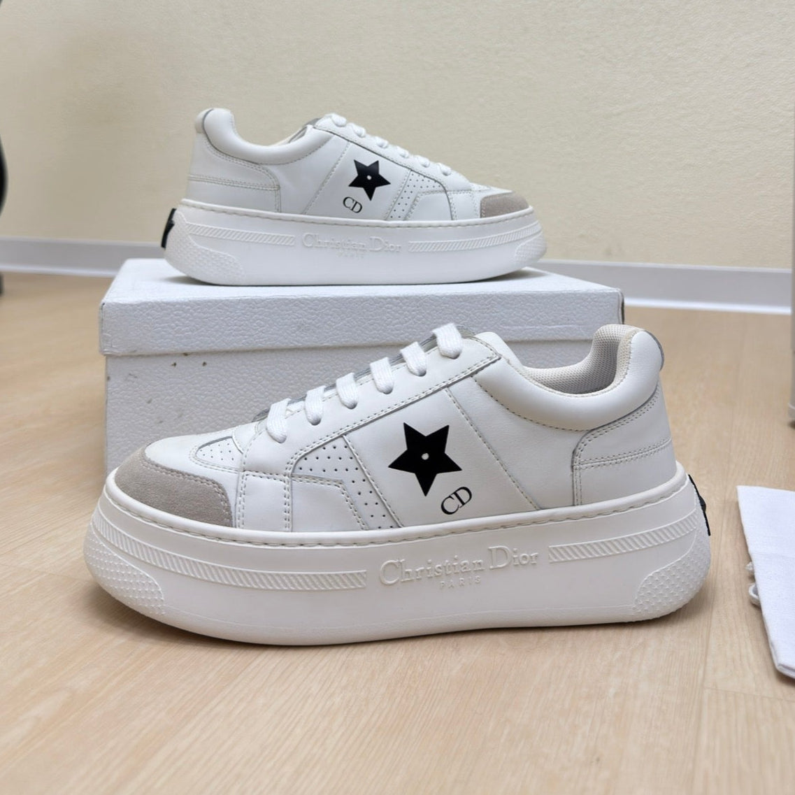 BLACK STAR PLATFORM SNEAKER IN WHITE CALFSKIN AND SUEDE