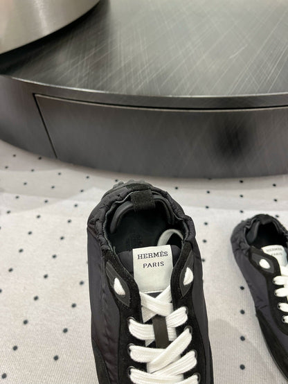 TRAIL SNEAKER IN BLACK SUEDE