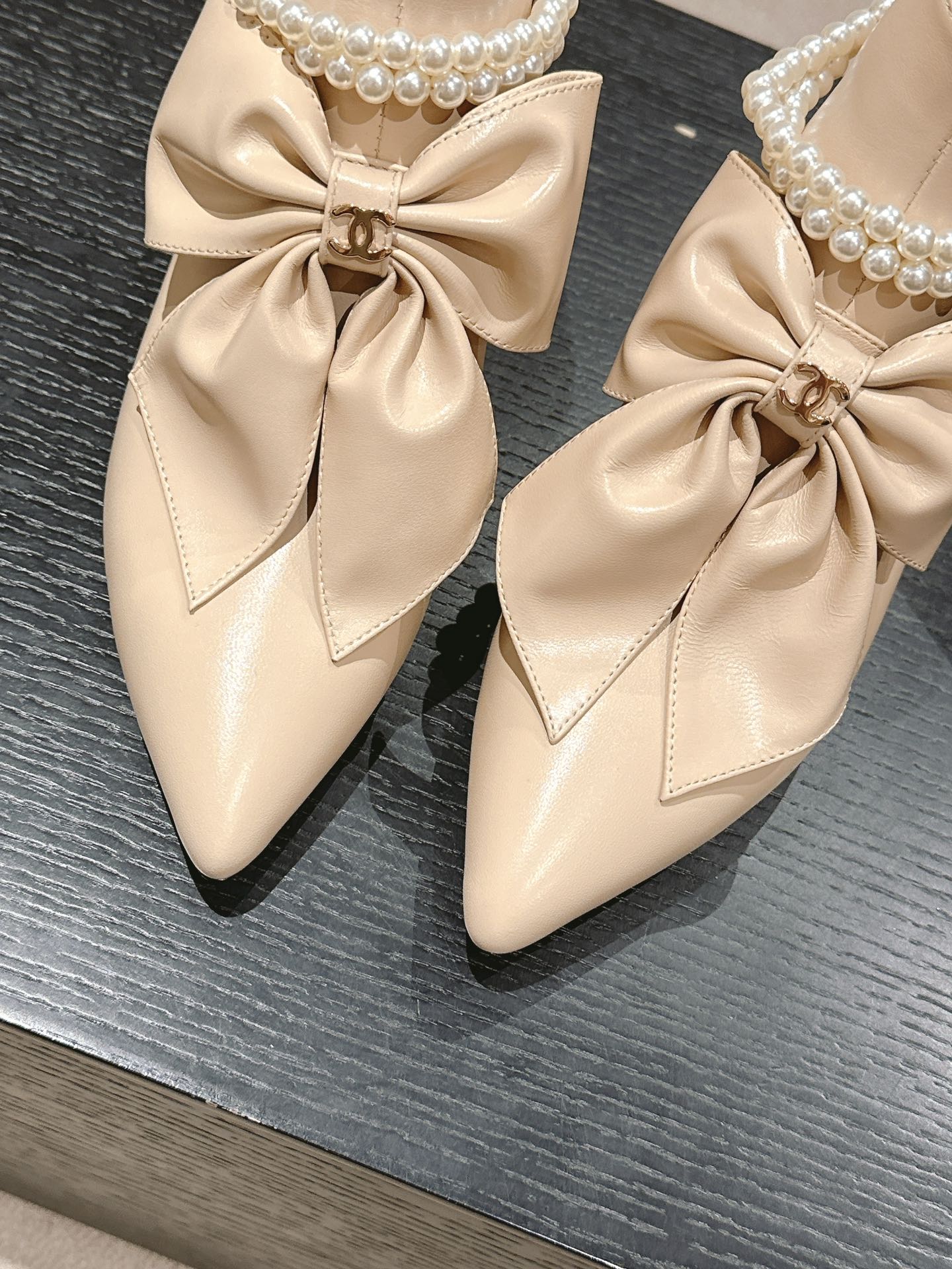 SHORT BOOTS IN BISQUE CREAM SHEEPSKIN WITH BOW