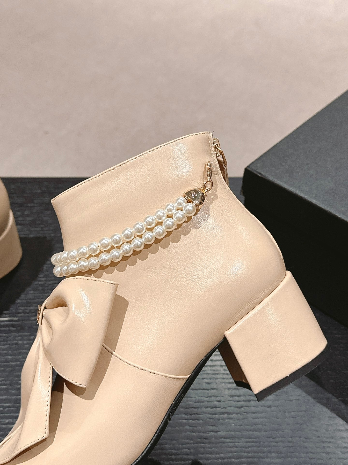SHORT BOOTS IN BISQUE CREAM SHEEPSKIN WITH BOW