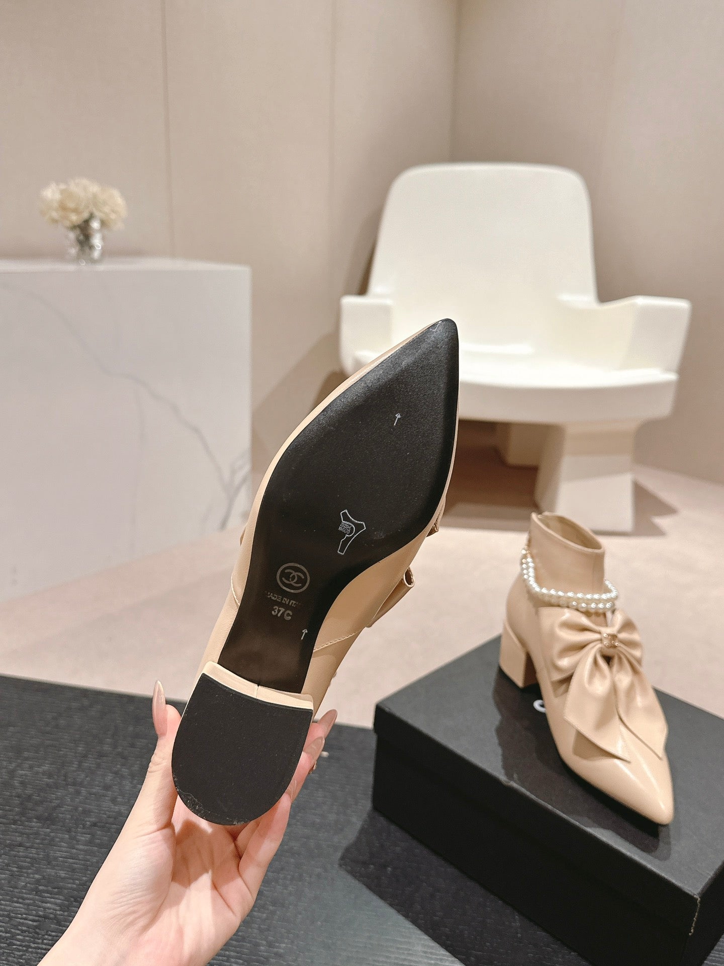 SHORT BOOTS IN BISQUE CREAM SHEEPSKIN WITH BOW