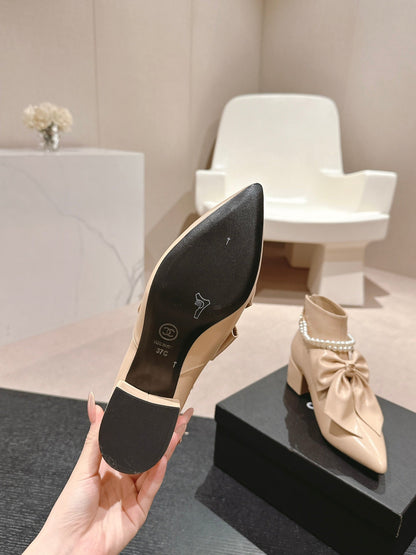 SHORT BOOTS IN BISQUE CREAM SHEEPSKIN WITH BOW