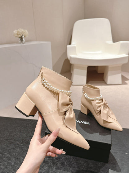 SHORT BOOTS IN BISQUE CREAM SHEEPSKIN WITH BOW