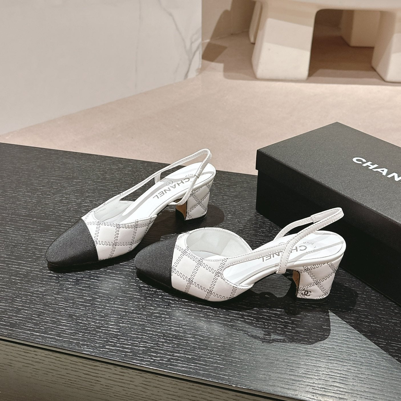 HIGH SLINGBACKS IN WHITE LAMBSKIN AND BLACK SATIN