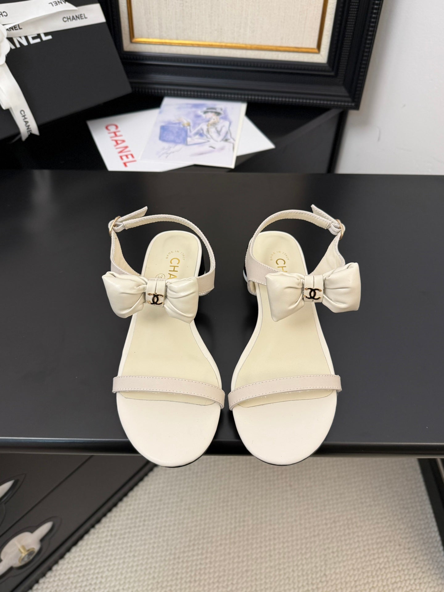 FLAT SANDALS IN WHITE CALFSKIN WITH BOW