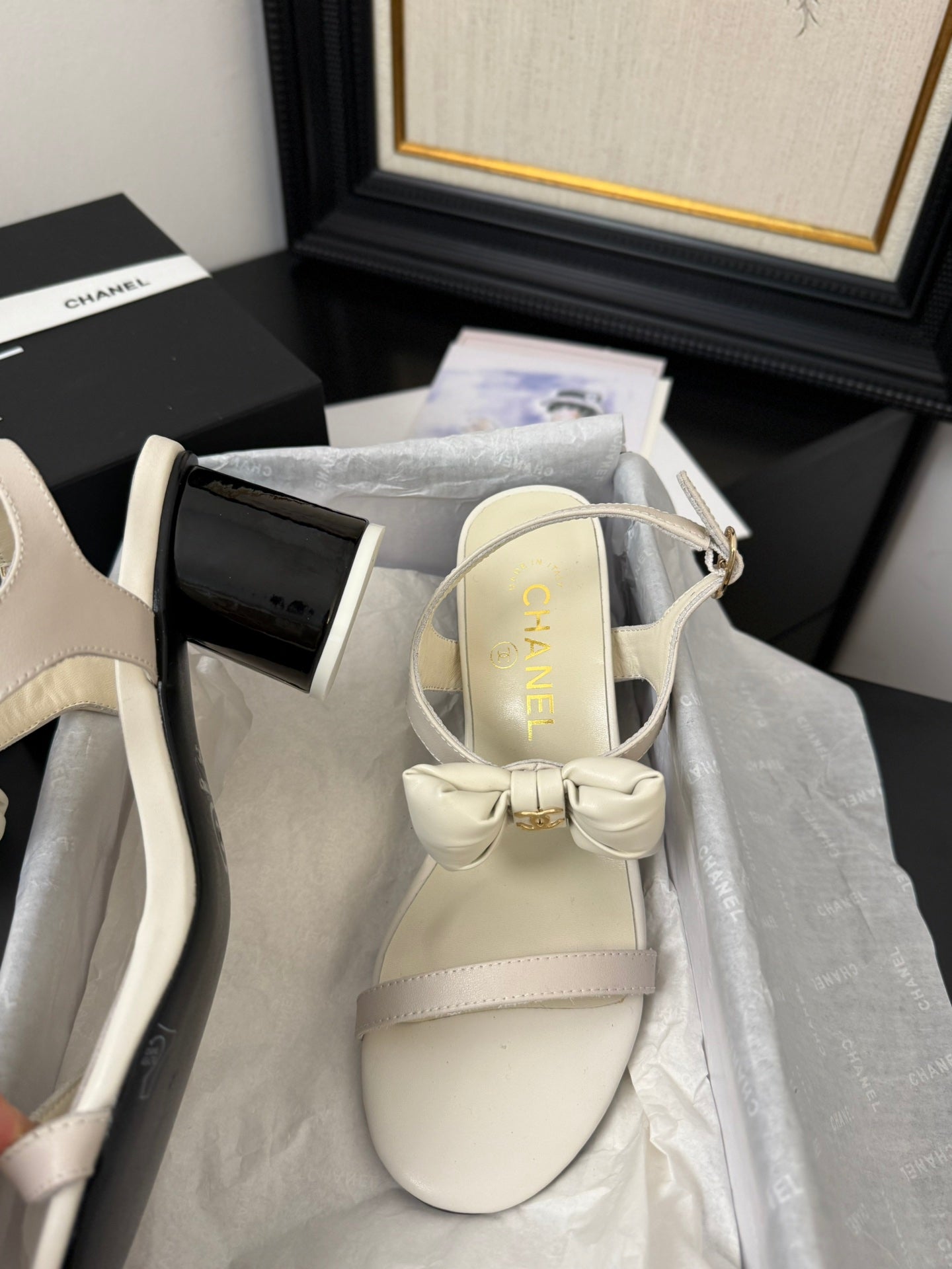 MID HEEL SANDALS IN WHITE CALFSKIN WITH BOW