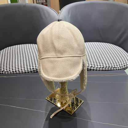 KNITTED TRAPPER HAT IN BEIGE WOOL 439524
