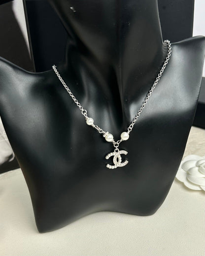 CC NECKLACE IN SILVER CHAIN WITH WHITE PEARL AND CRYSTAL EMBELLISHED LOGO