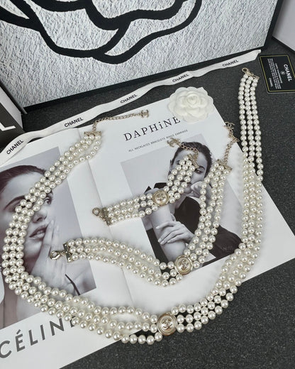 CC ROUND BUTTON RESIN BRACELET WITH THREE LAYERS OF PEARLS
