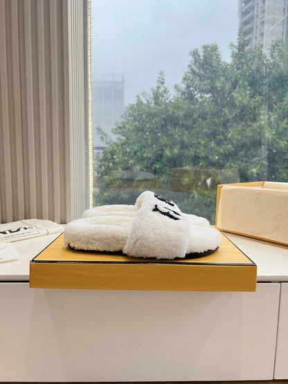FLAT SLIDE IN WHITE FLEECE WITH BLACK LOGO