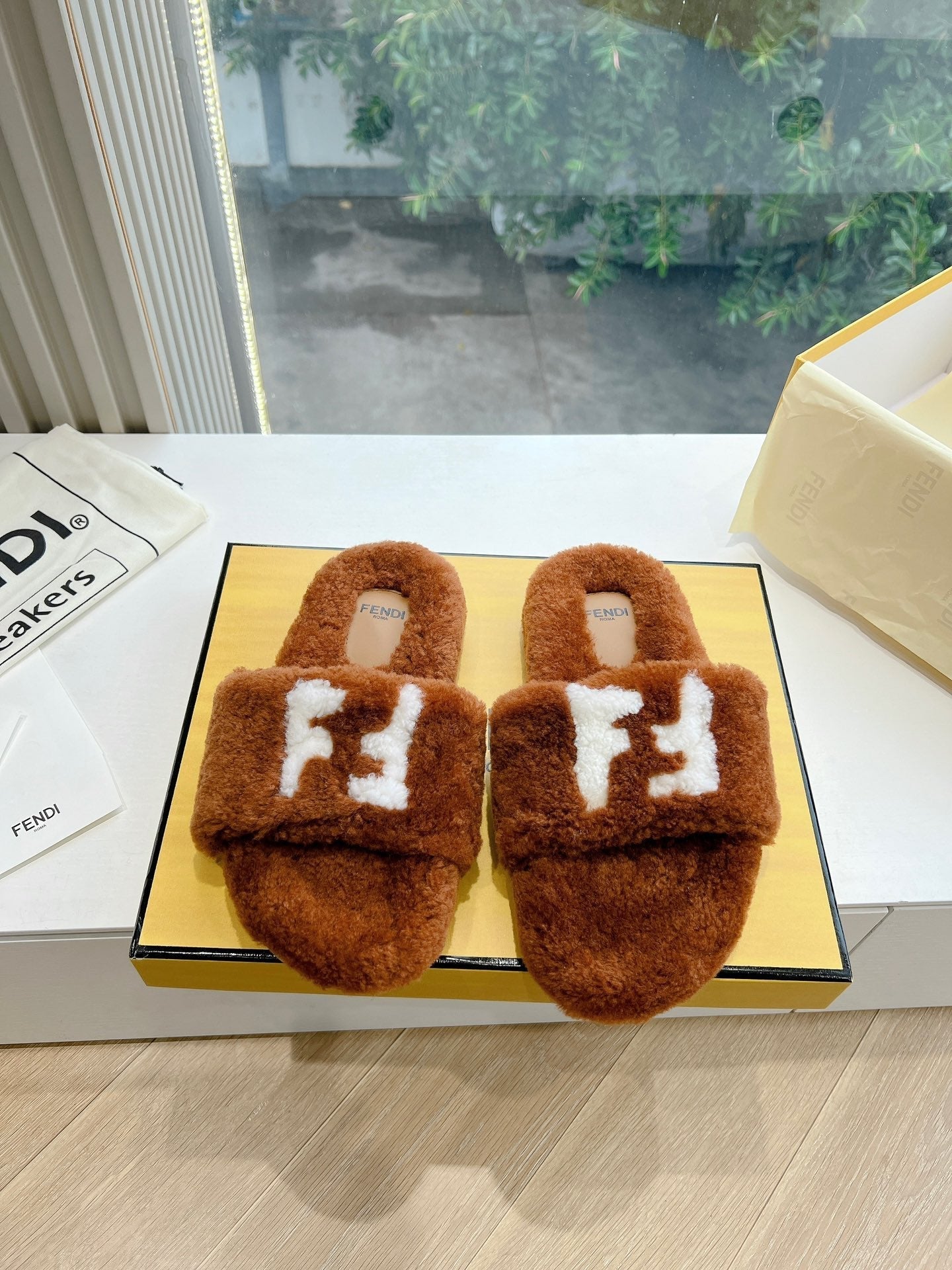 FLAT SLIDE IN GINGERBREAD BROWN FLEECE WITH WHITE LOGO