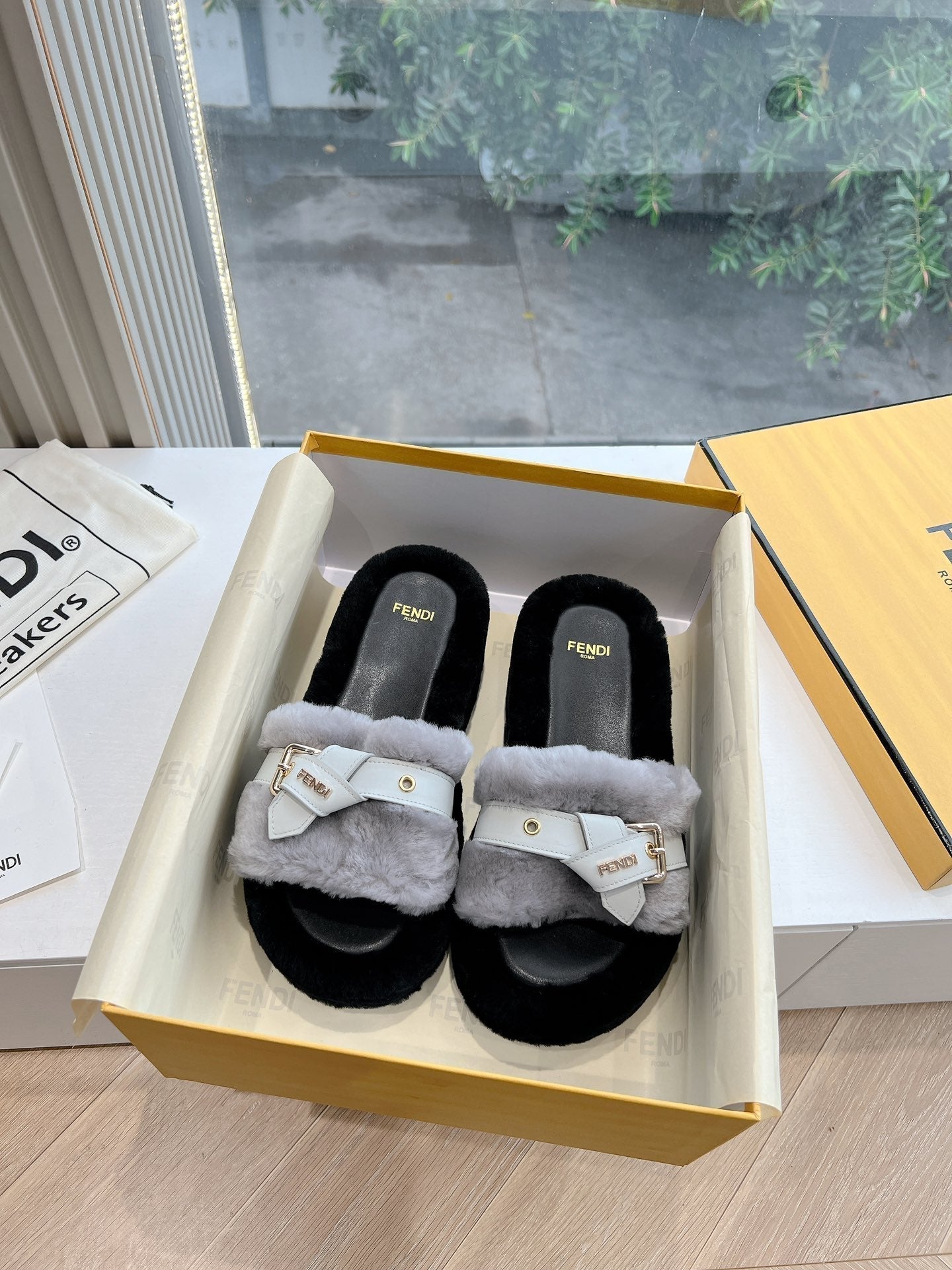 THICK-SOLDED SLIPPER IN PALE GRAY MIX BLACK LAMB FUR
