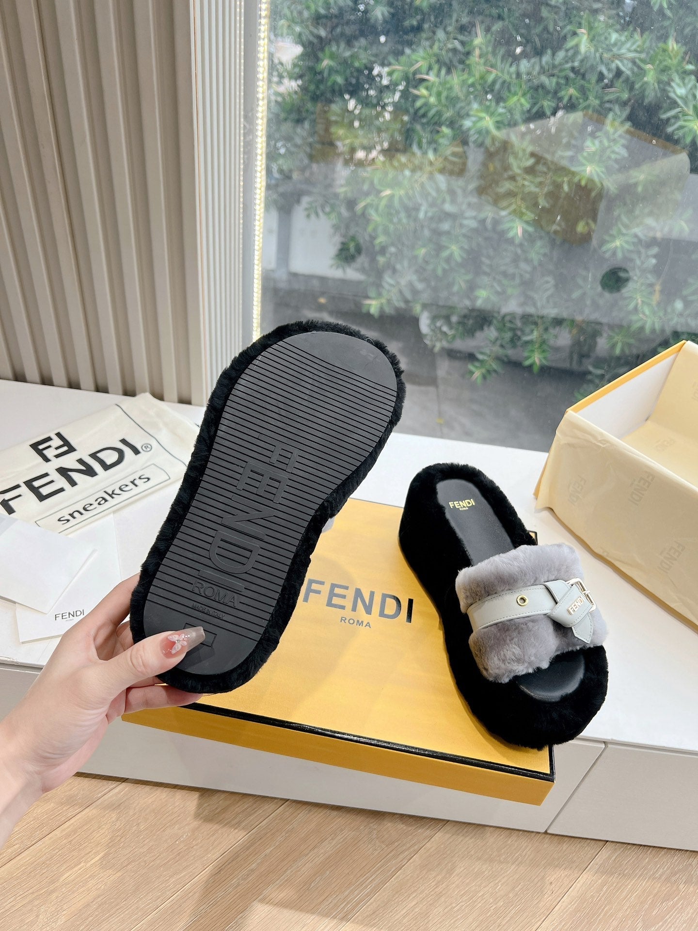 THICK-SOLDED SLIPPER IN PALE GRAY MIX BLACK LAMB FUR