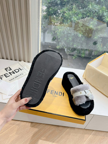 THICK-SOLDED SLIPPER IN PALE GRAY MIX BLACK LAMB FUR