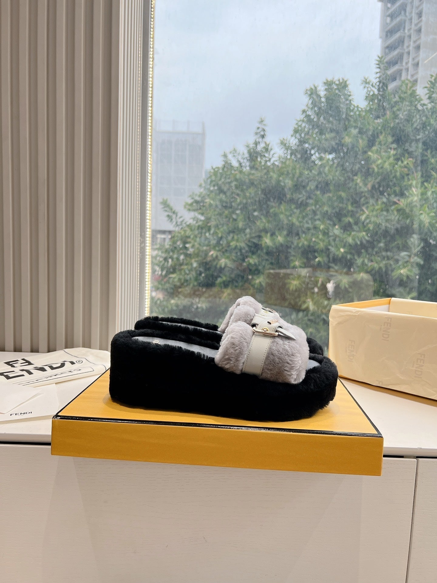 THICK-SOLDED SLIPPER IN PALE GRAY MIX BLACK LAMB FUR