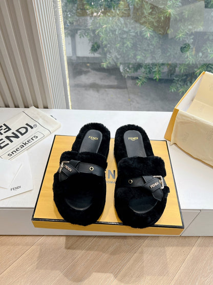 THICK-SOLDED SLIPPER IN BLACK LAMB FUR
