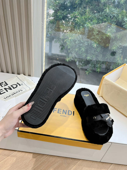 THICK-SOLDED SLIPPER IN BLACK LAMB FUR